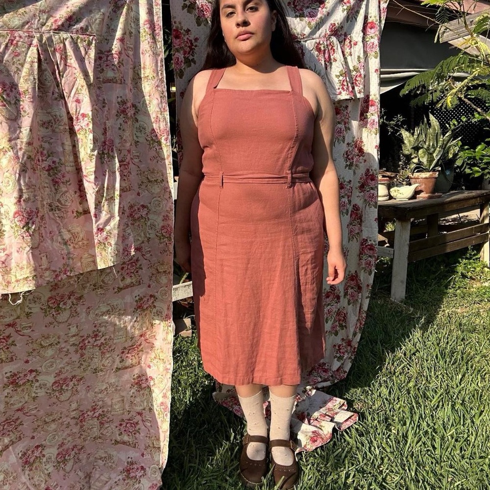 Muted pink linen pinafore dress - Picture 3 of 8
